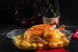 peru ou frango assado. a mesa de natal é servida com um peru decorado com enfeites brilhantes. frango frito, mesa. ceia de Natal.