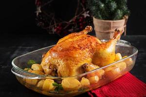 peru ou frango assado. a mesa de natal é servida com um peru decorado com enfeites brilhantes. frango frito, mesa. ceia de Natal.
