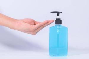 limpando as mãos com álcool gel foto