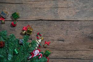 fundo de feliz natal com mesa de madeira foto