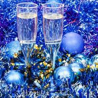 copos de vinho espumante em decorações de natal azuis foto