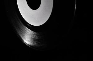 disco de vinil de 45 rpm em fundo escuro c foto