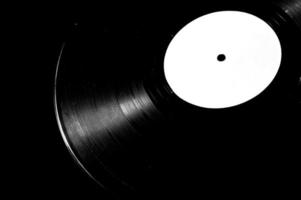 disco de vinil de 78 rpm em fundo escuro c foto