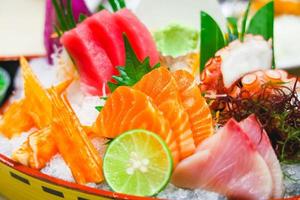 sashimi, frutos do mar frescos japoneses decoração em caixa de bento foto