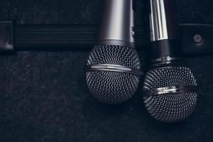 dois microfones duplos para dueto de vocalistas do conceito de cantores. foto