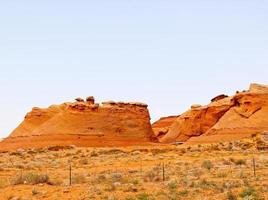 pequenas colinas mostrando camadas de erosão no alto deserto do arizona foto