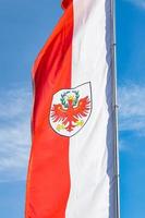 bandeira de cor vermelha e branca com escudo com uma bandeira de águia vermelha do sul do tirol alto adige oficialmente nomeada província autônoma de bolzano no norte da itália foto
