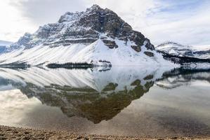 reflexão do lago bow no parque nacional de banff, alberta, canadá foto