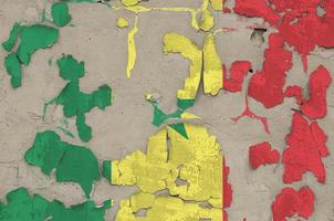 bandeira do senegal retratada em cores de tinta no velho e obsoleto closeup de parede de concreto bagunçado. banner texturizado em fundo áspero foto