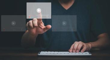 jovem usando o computador e tocando na tela virtual online streaming de vídeo na internet. foto