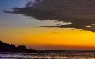 colorido pôr do sol dourado grande onda e praia puerto escondido méxico. foto