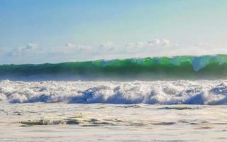 extremamente grandes ondas de surfista na praia puerto escondido méxico. foto