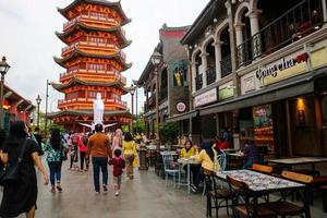 Tangerang, West Java, Indonésia, 2022 - visitantes na área de Pik Chinatown Pantjoran. foto