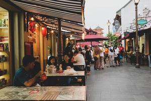 Tangerang, West Java, Indonésia, 2022 - visitantes na área de Pik Chinatown Pantjoran. foto