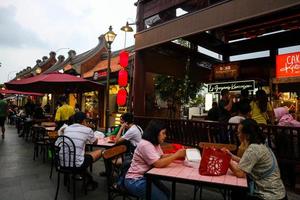 Tangerang, West Java, Indonésia, 2022 - visitantes na área de Pik Chinatown Pantjoran. foto