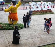 jacarta, indonésia em agosto de 2022. visitantes amantes da flora e da fauna visitando a exposição flona 2022 no campo banteng no centro de jacarta. foto