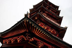 o pagode fica no meio de chinatown pik pantjoran, pantai indah kapuk. foto
