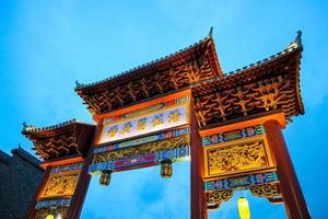 o portão de entrada de pantjoran pik chinatown com fundo de céu azul. foto