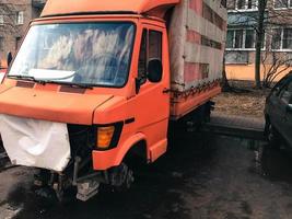 reparação do velho caminhão, microônibus, carro na rua. conserto de suspensão de carro. roda de substituição foto