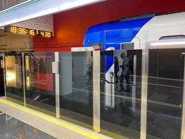 foto das portas automáticas da estação de metrô sem motorista fora do horário de pico com plataforma vazia