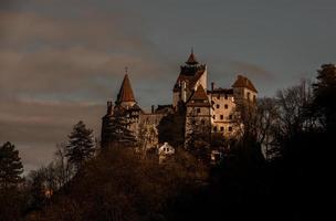 castelo de farelo na transilvânia, um dos castelos medievais mais famosos do mundo. bram stoker usou a fortaleza para o romance drácula e o castelo de farelo como sua residência. foto