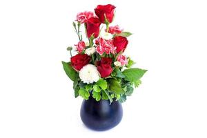vaso de rosas em fundo branco foto
