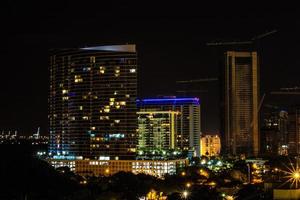 miami, flórida, 2020 - paisagem urbana à noite foto