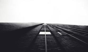 foto em preto e branco olhando para um prédio de apartamentos