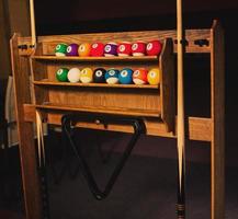 foto conjunto de bolas para um jogo de bilhar nas prateleiras