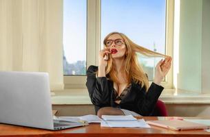 linda jovem mulher de negócios falando ao telefone no escritório foto