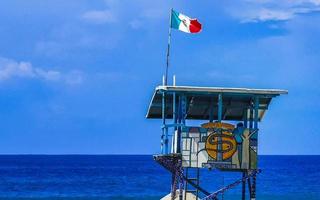 puerto escondido méxico oaxaca torre de vigia de praia mexicana 2022 com bandeira mexicana em puerto escondido méxico. foto