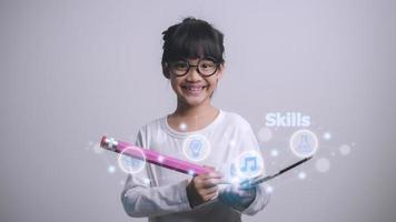 garota asiática inteligente explora habilidades para se tornar gênios. pensamento criativo, foto