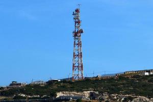 antena alta para emitir e receber ondas de rádio. foto