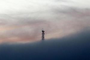 antena alta para emitir e receber ondas de rádio. foto