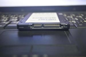 drives ssd são muito populares hoje em dia, ssds são colocados em laptops foto