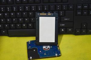 ssd é um disco rígido que é mais popular de usar. disco rígido antigo foto