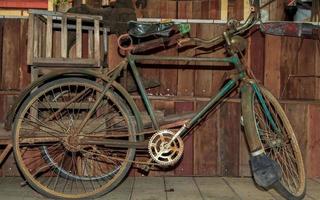 bicicletas antigas antigas são colecionáveis vintage ainda podem ser usadas de 60 a 70 anos bicicletas clássicas são populares entre colecionadores de antiguidades, antiguidades e antiguidades são exibidas. foto