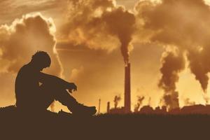 poluição nociva é causada por plantas industriais. problemas de poluição no mundo. foto