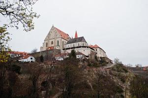 cidade de znojmo na região da morávia do sul na república tcheca. vista do castelo. foto