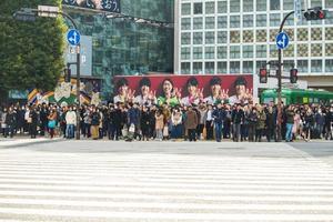 shibuya, japão, 2020 - grupo de pessoas esperando para atravessar a rua