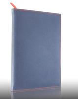 caderno de couro azul no chão refletido e fundo branco foto