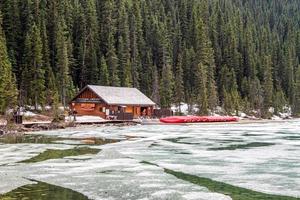 alberta, canadá, 2020 - fairmont chateau lake louise boathouse foto