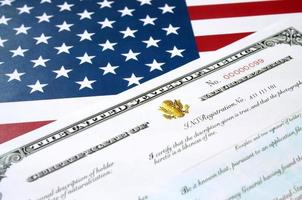 n-550 certificado de naturalização dos estados unidos de cidadania na bandeira dos eua foto