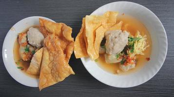 bakso. almôndega de carne indonésia servida com macarrão e tofu foto