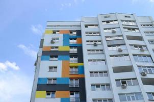 novo edifício residencial de vários andares e céu azul foto