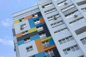 novo edifício residencial de vários andares e céu azul foto