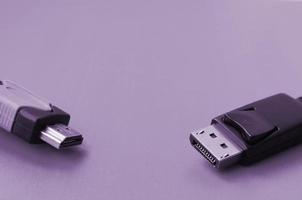 plugue de cabo de computador hdmi de áudio e vídeo e conector banhado a ouro de 20 pinos para uma conexão perfeita no pano de fundo roxo foto