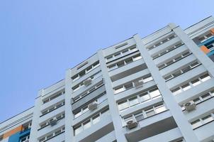novo edifício residencial de vários andares e céu azul foto