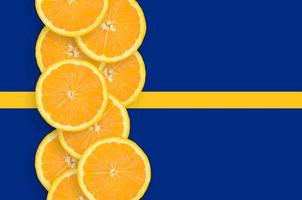 bandeira de nauru e linha vertical de fatias de frutas cítricas foto