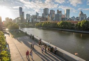 melbourne, austrália - 20 de fevereiro de 2016 - paisagem urbana de melbourne a cidade mais habitável do mundo. foto